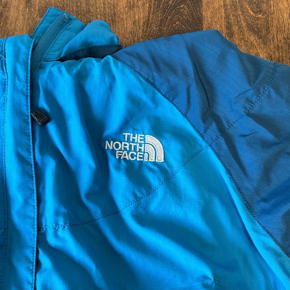 The North Face wind breaker. - Picture 2 of 9